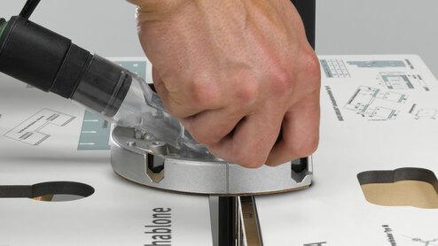 Tiefe Oberfräsarbeit an Holzelement Oberfräsarbeiten an zwei Holzelementen mit Abstufung