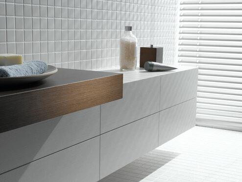 Waschtischunterschrank Detailaufnahme Detailaufnahme eines weißen Waschtischunterschrankes mit dunkler Waschtischplatte