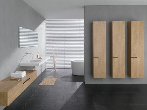 Badezimmerimpression mit Schrankelement Badezimmerimpression mit drei modernen Schrankelementen auf Trennwand