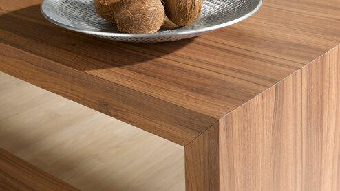 Detailaufnahme eines Esstisches aus hellem Massivholz Detailaufnahme eines Esstisches aus hellem Massivholz mit Bankelement