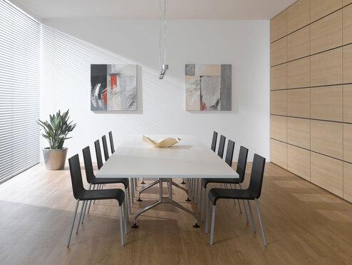 Impression eines Konferenzraumes im Hotel Impression eines Konferenzraumes im Hotel mit Einbauschrank aus Massivholz und weißem Konferenztisch