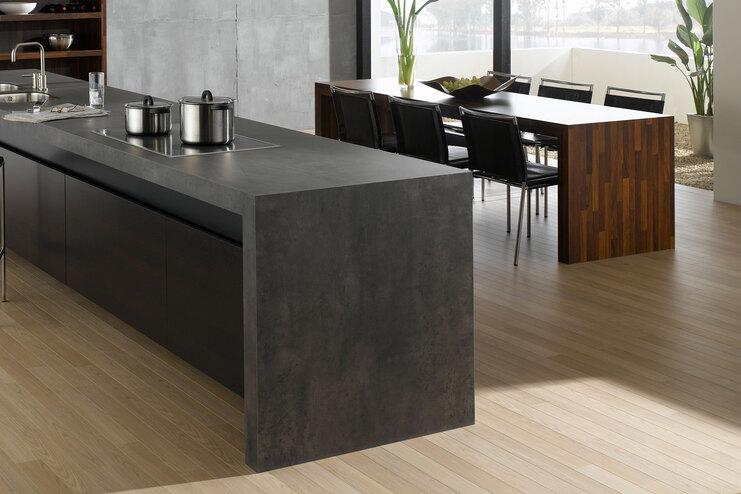 Küchen- und Esszimmerimpression mit verschiedenen Holzstilen ohne Hintergrund Küchen- und Esszimmerimpression mit verschiedenen Holzstilen ohne Hintergrund