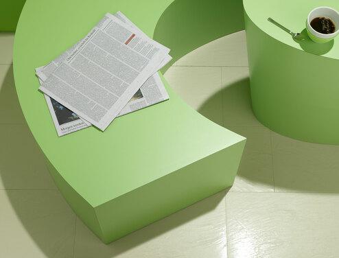 Detailaufnahme einer grünen Sitzbank Detailaufnahme einer grünen Sitzbank mit Papierdokumenten und Tischausschnitt mit Kaffeetasse