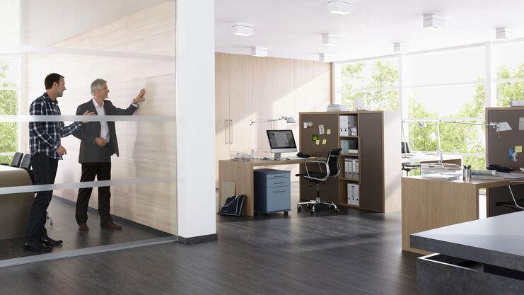 Impression eines Büros mit abgeschlossenem Raum. Impression eines Büros mit abgeschlossenem Raum mit Glaswand und offener Bürogestaltung.