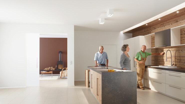 Präsentation einer Küche durch einen #Branche1# Präsentation einer Küche durch einen #Branche1# in einem Showroom