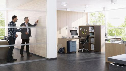 Impression eines Büros mit abgeschlossenem Raum. Impression eines Büros mit abgeschlossenem Raum mit Glaswand und offener Bürogestaltung.