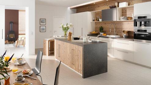 Impressionen eines Küchenstudios Impressionen einer Küche mit Esszimmer mit hellen Holzmöbeln und dunklen und weißen Fronten im Kontrast