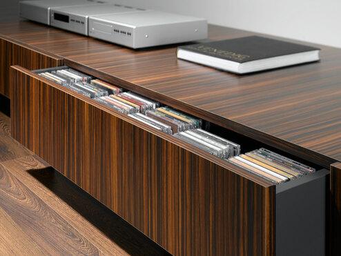 Detailaufnahme eines Sideboards mit Schublade Detailaufnahme eines lackierten Sideboards mit offener Schublade für CD-Aufbewahrung