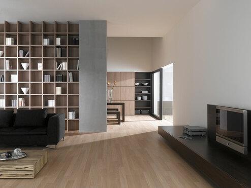 Offene Wohnraumimpression mit Einbauregal in Trennwand Offene Wohnraumimpression mit Einbauregal für Bücher und Dekoration in Trennwand mit hellem Holzboden